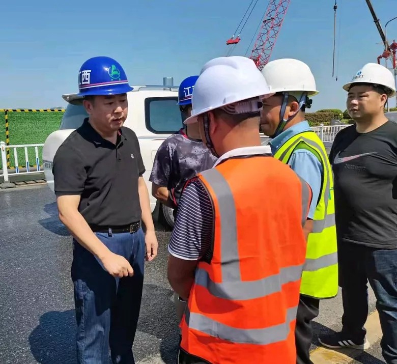 羅輝到沿江中北大道快速路改造工程、真君路隧道工程項(xiàng)目檢查工作